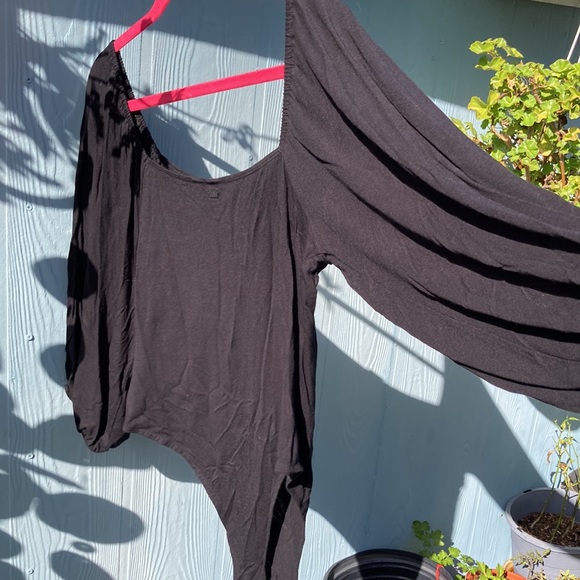 Brand new Volcom body shirt, longs sleeve, and glove balloon sleeve - Picture 4 of 4